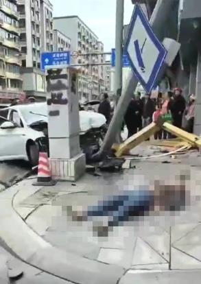 南充一汽车冲撞电动车 目击者称多人受伤