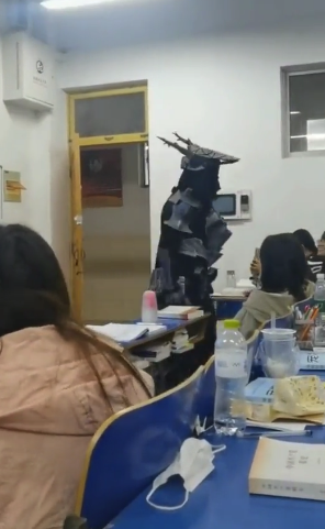 高手在民间！学生穿铠甲上课吓退教师 