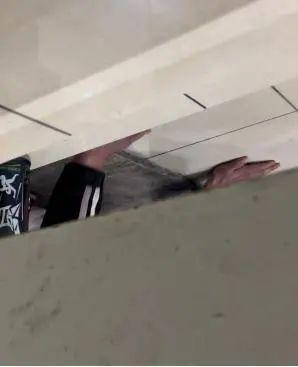 女子兩次被同一男子趴地偷窺