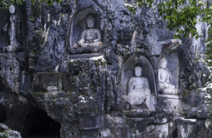 飞雪迎春到，浙江佛寺银装素裹