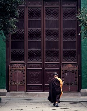 多数人都不知道，进入寺院殿堂先跨哪一只脚？