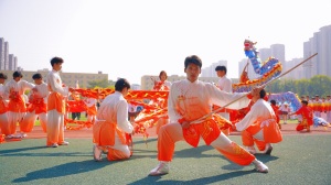 非遗体育表演成“顶流”，百人“龙武共舞”燃爆高校运动会开幕式