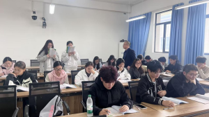 从华科大到武汉学院,这位银龄教授始终把学生放在心尖上