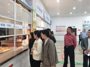 家校携手护“舌尖” 共筑校园食安线——竹溪一中膳食监督家长委员会组建并开展食堂实地考察