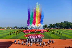 “太有看头了！”武汉一高校运动会“火出圈”，吸引周边居民争相围观