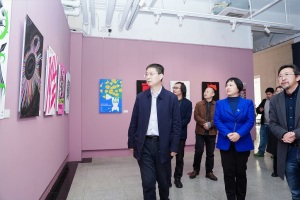 铭记历史 开创未来——纪念中国人民抗日战争暨世界反法西斯战争胜利80周年主题海报设计展在湖北美术学院开幕