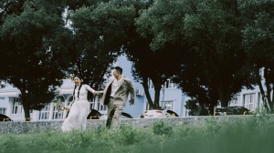 重返“故事开始的地方”：校友情侣十年后回母校拍摄婚纱照，兑现青春之约