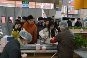 从舌尖暖到心间：武昌工学院百余斤汤圆免费送师生 佳节传情润桃李