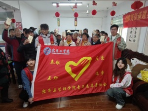 学雷锋 践初心 武昌工学院学子携“豆包”进社区开展智慧助老志愿服务