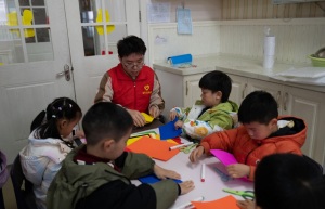 武昌工学院艺术设计学院青协赴幼儿园开展“雷锋精神润童心”主题公益活动