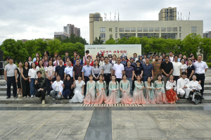 多彩中华 四海传韵 黄冈师范学院举办“荆楚校园石榴红·同心筑梦向未来”民族文化展示活动