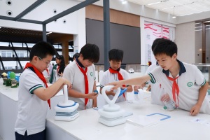 童心对话艺术 美育赋能成长 武汉工商学院艺术毕业展迎来“小小体验官”