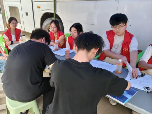 荆州学院210余名师生挽袖献血 校领导带头传递“热血”正能量