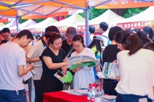 高考结束后湖北首场大型高招咨询会火热启幕 200余所高校齐聚武汉工商学院