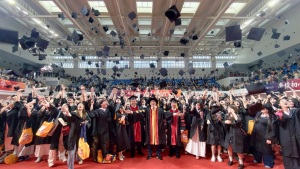 武汉学院体育馆首秀迎来2026届毕业典礼 陈一丹寄语毕业生以“学徒”之姿躬身入局