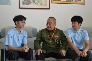八一走访退伍老兵，青年学子传承红色薪火
