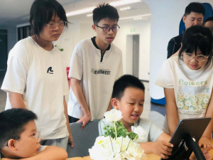 游戏造境探微观 声波实操悟新知——暑期托管趣味科普课堂打通量子与科创实践