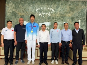 黄冈师范学院校领导赴宜都看望亚运赛艇金牌学子李泽鹏 并为其颁发“明珠学子”证书