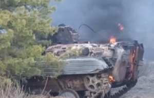 俄罗斯公布摧毁入侵乌装甲车画面：战车剧烈燃烧