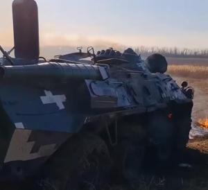 俄军士兵查看越境被击毁的乌克兰BTR装甲车！
