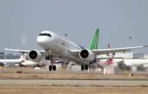 两架C919飞机飞抵首都国际机场 有望本月取证年内交付