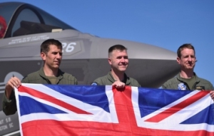 报告证实英军F-35坠海祸起“塑料罩”