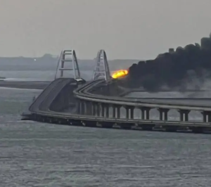 俄媒：克里米亚大桥遭导弹袭击，疑似车载视频曝光