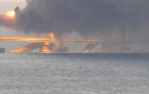 克里米亚大桥起火 部分桥面坍塌，火光冲天疑似视频曝光