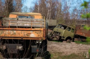 俄军突然拉出古董车，外表锈烂翻新轮胎上战场