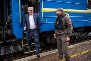德总统访乌 在防空洞躲一个半小时,俄乌冲突爆发以来首次访问乌克兰