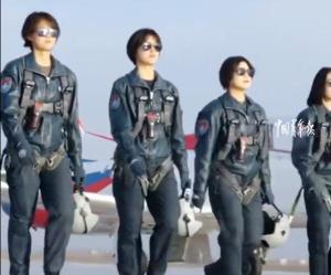 多视角记录空军女飞行员首次单飞 网友：英姿飒爽！