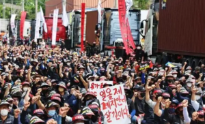 韩政府向水泥货运罢工车主下开工令，“货物连带本部” 对这一决定表示反对