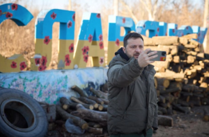 乌媒：泽连斯基发视频，透露自己在顿巴斯地区 ，庆祝乌克兰“建军节”