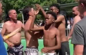疑似遭到种族歧视 两黑人少年在仅限白人泳池游泳遭围攻