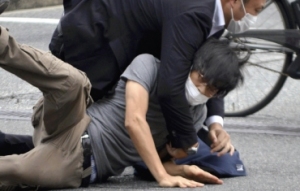 日本超万人要求为枪杀安倍嫌犯减刑 一些人对他的成长经历表示同情