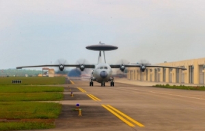 南部戰(zhàn)區(qū)海軍航空兵某部多機(jī)種協(xié)同出擊