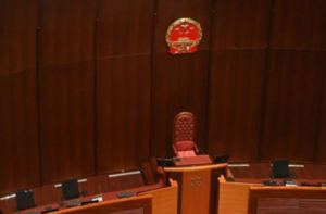 香港立法会会议厅改挂国徽 为议员宣誓做准备