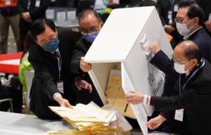 香港举行完善选举制度后首次立法会选举投票