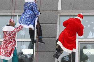 俄罗斯圣诞老人空降儿童医院窗边 探视生病孩童