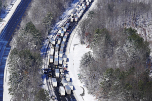 美国弗吉尼亚暴风雪致交通瘫痪