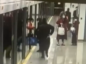 上海地铁一乘客被屏蔽门夹住身亡 官方已介入调查