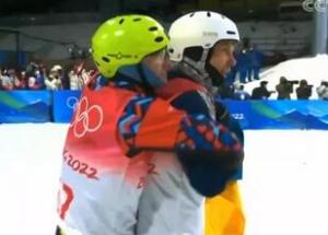俄乌运动员闭幕式上“抱抱” 背后故事感人
