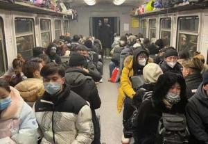 在乌克兰最后一批中国留学生登上赴西部利沃夫专列