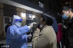 上海市民接受新冠核酸检测