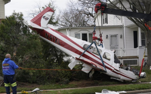美国一小型飞机在居民区坠毁
