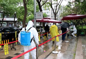 北京迎小雨天气 市民雨中有序核酸检测