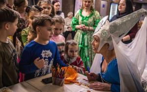 乌克兰剧团为住在地铁站避难的儿童表演话剧