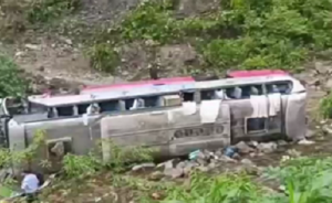 重庆城口一大巴车翻入河沟 初步估计载20余人