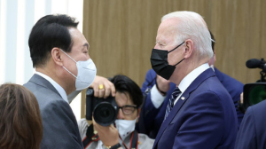 拜登访问三星工厂期间会见韩国总统尹锡悦