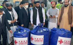 中国首批援阿抗震救灾物资运抵喀布尔